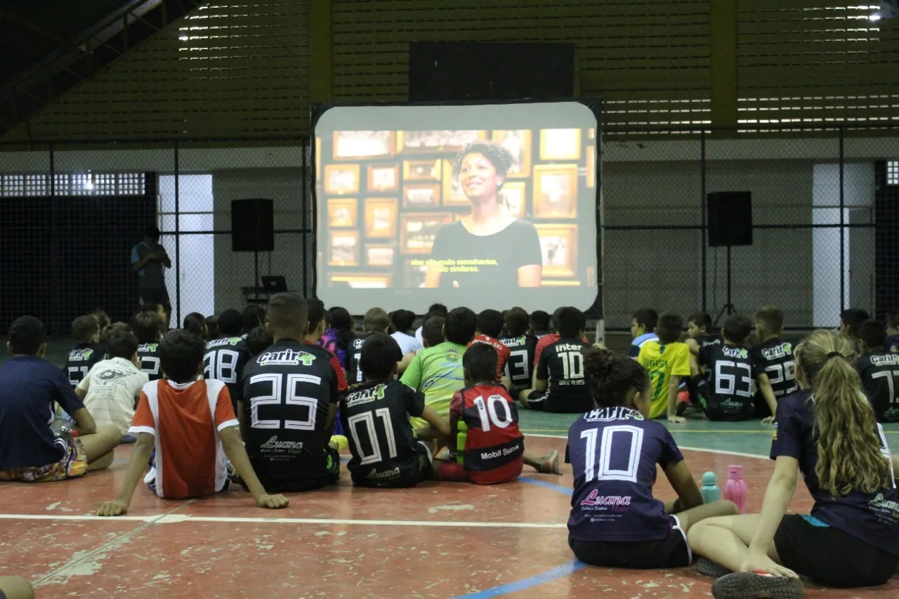 Exibição de cinema com a juventude
